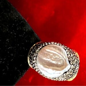 Pretty and unique ring.